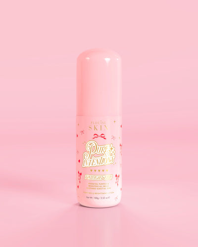 ขวดสีชมพูของ P.Louise Pure Intentions Purify & Brightening Lotion ดีไซน์โบว์สีแดงตัดกับพื้นหลังสีชมพู