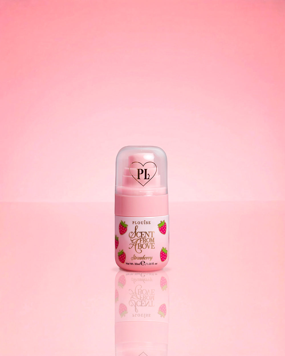 P.Louise Mini Strawberry Hair & Body Mist Scent From Above บนพื้นหลังสีชมพู