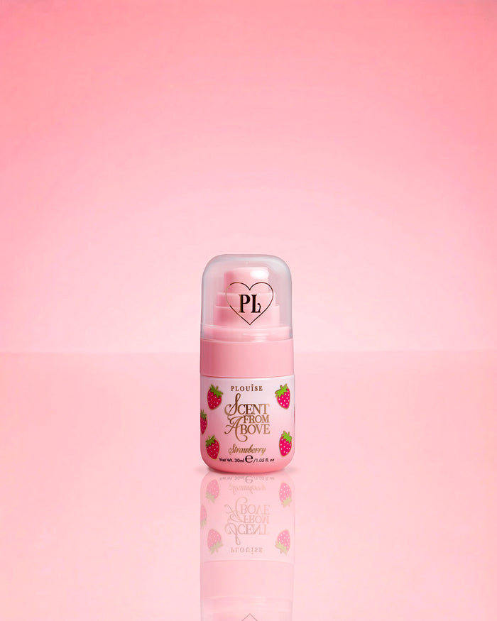 P.Louise Mini Strawberry Hair & Body Mist Scent From Above บนพื้นหลังสีชมพู