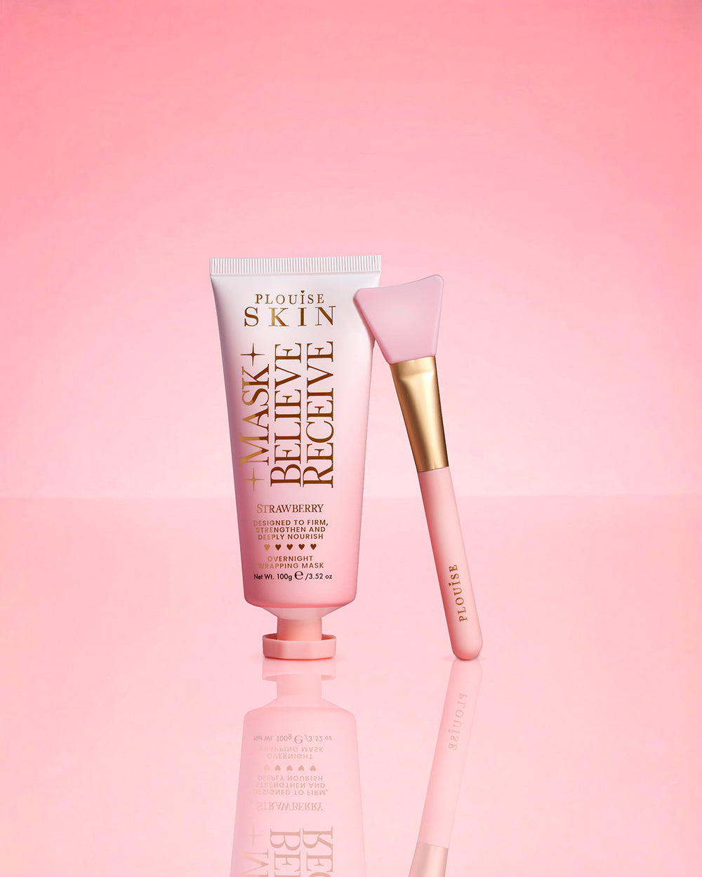 P.Louise Strawberry Overnight Wrapping Mask Mask Believe Been บนพื้นหลังสีชมพู