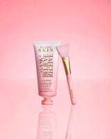P.Louise Strawberry Overnight Wrapping Mask Mask Believe Been บนพื้นหลังสีชมพู