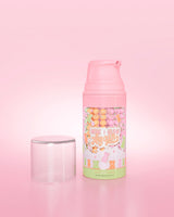 ขวดสีม่วงของ P. Louise Here I Glow Again Candy Bears Recovery Mask บนพื้นหลังสีชมพู