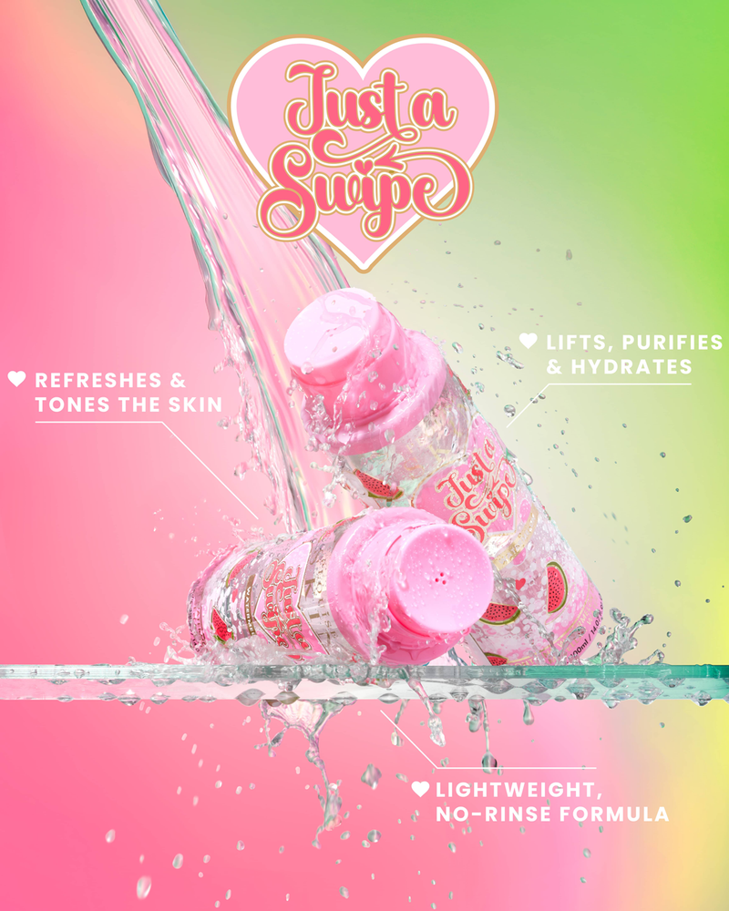 ขวดน้ำไมเซลล์กลิ่นแตงโมของ P. Louise 'Just A Swipe' พร้อมสาดน้ำบนพื้นหลังสีชมพูและสีเขียว