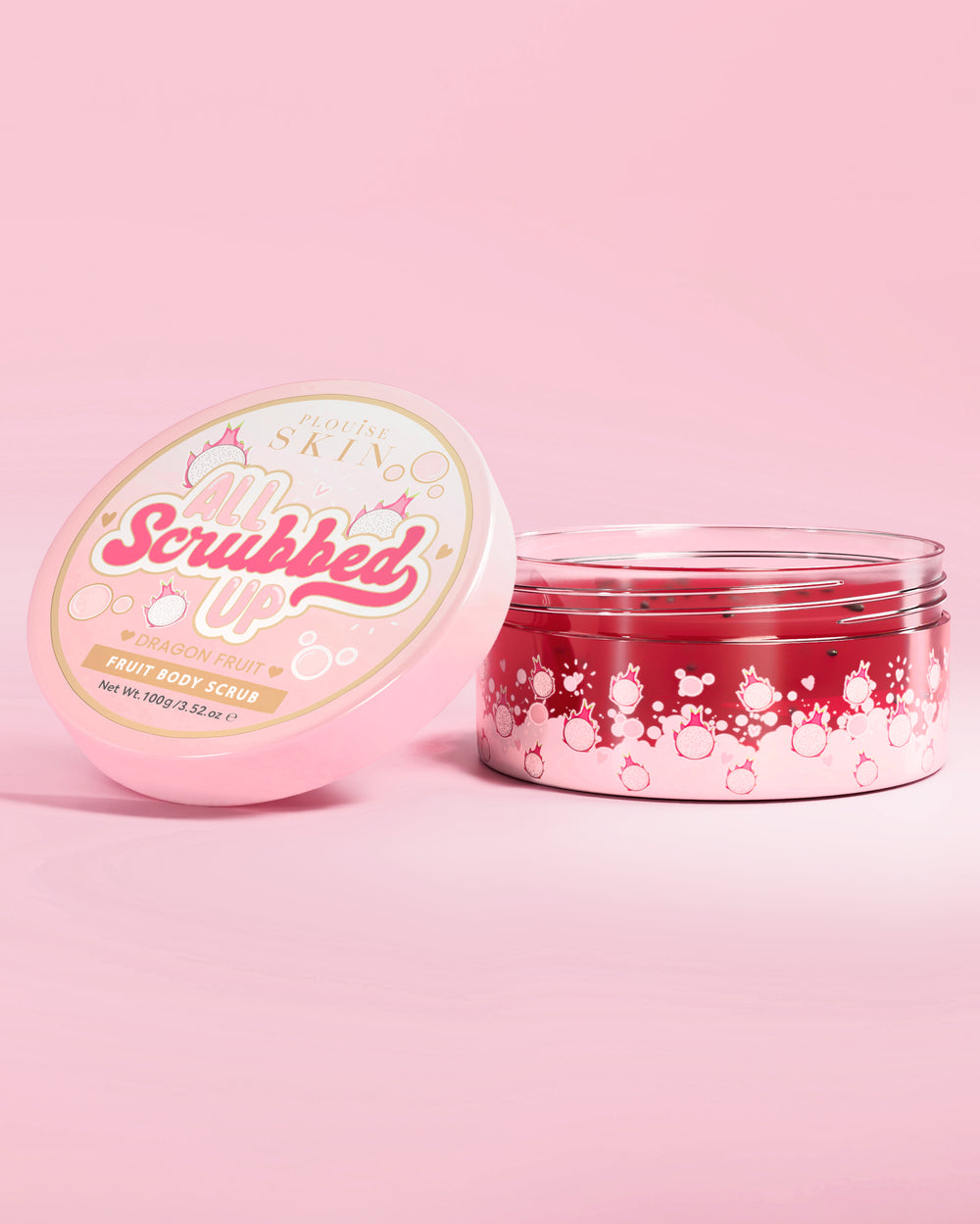 เปิดขวดสครับขัดผิวของ P. Louise All Scrubbed Up ที่ทำจากแก้วมังกรบนพื้นหลังสีชมพู