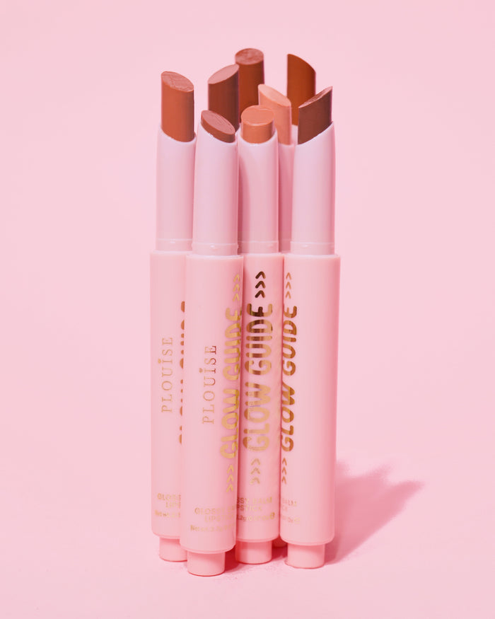 ภาพแสดง P.Louise Glow Guide Glossy Lipstick Balsm แบบเต็มๆ โดยที่ริมฝีปากไม่แสดงช่วงสีบนพื้นหลังสีชมพู