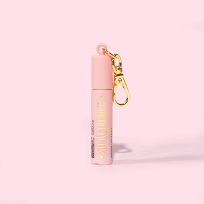 รูปภาพของ P.Louise Mini Keychain Tearproof Mascara ในหลอดสีชมพู เขียนด้วยสีทอง และติดพวงกุญแจสีทอง