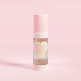 ขวดสเปรย์สีชมพูที่มีป้ายกำกับว่า 'P.Louise SKIN' ที่มีรูปรูปหัวใจและองค์ประกอบของดอกไม้บางส่วน พร้อมด้วยสเปรย์เซ็ตติ้งที่ให้ความชุ่มชื้น