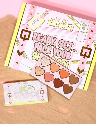 บรรจุภัณฑ์และผลิตภัณฑ์ P.Louise All Over The Place Face Palette จัดแสดงด้วยถาดรูปหัวใจหลากสีสันบนพื้นทราย