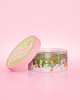 เปิดขวด P. Louise All Scrubbed Up Body Scrub กลิ่น Gummy Bears บนพื้นหลังสีชมพู