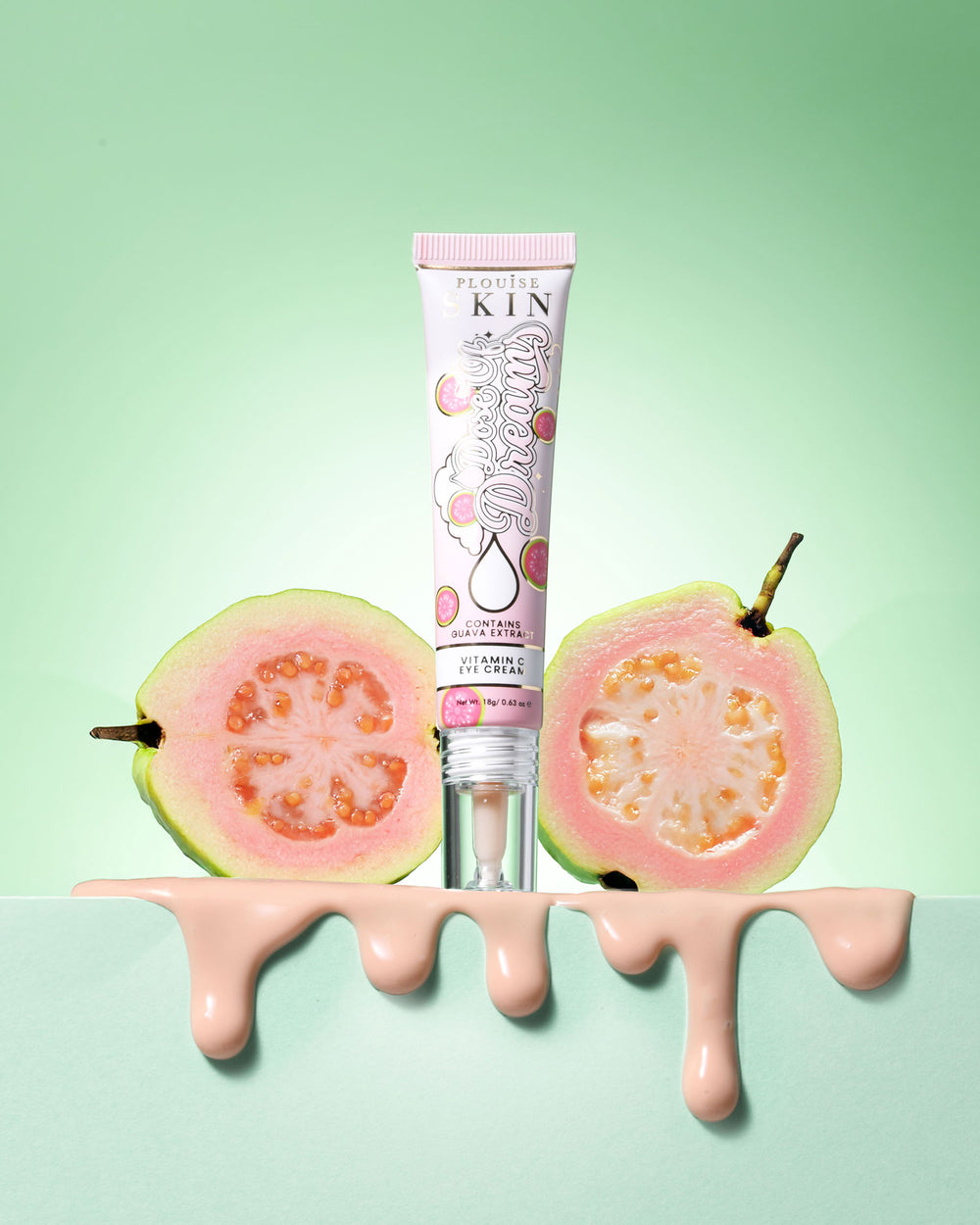 หลอดของ P.Louise Dose Of Dreams Vitamin C Brightening Eye Cream ล้อมรอบด้วยผลฝรั่งบนพื้นหลังสีเขียว