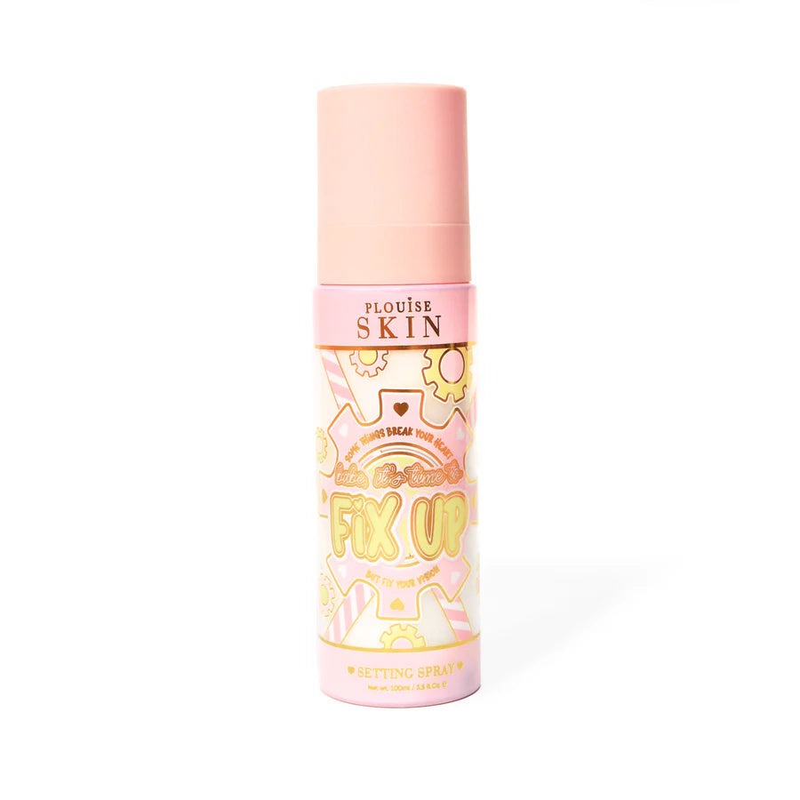 ขวดสีชมพูของ P. Louise Fix Up Mattifying Setting Spray ที่มีดีไซน์รูปเฟืองสีชมพูและสีเหลืองบนขวดบนพื้นหลังสีขาว