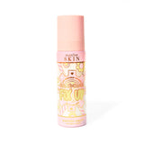 ขวดสีชมพูของ P. Louise Fix Up Mattifying Setting Spray ที่มีดีไซน์รูปเฟืองสีชมพูและสีเหลืองบนขวดบนพื้นหลังสีขาว