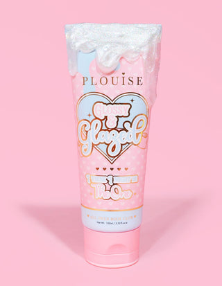 หลอดสีชมพูของ P. Louise Glossy & Glazed Body Glow พร้อมข้อความสีฟ้าอ่อนและสีชมพูอ่อนด้านบน พร้อมด้วยผลิตภัณฑ์เรืองแสงสีเงินหยดลงมาจากด้านบนบนพื้นหลังสีชมพู