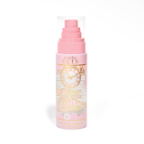 ขวดสีชมพูของ P. Louise Ready Set Slay Long Lasting Setting Spray บนพื้นหลังสีขาว