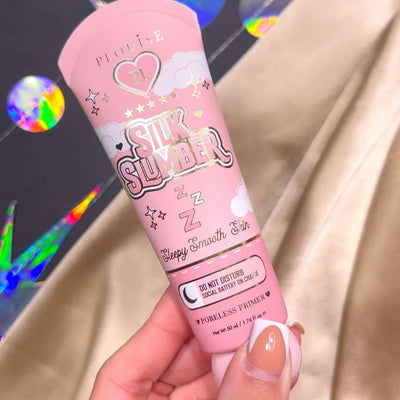 คนถือหลอด P.Louise Silk Slumber Poreless Primer พื้นหลังสีชมพูและรายละเอียดสินค้าเครื่องสำอาง