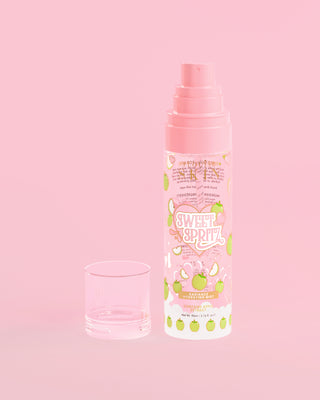 ขวด P. Louise Sweet Spritz Apple Hydrating Face Mist พร้อมฝาปิดบนพื้นหลังสีชมพู