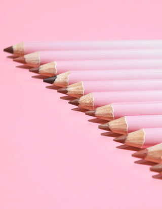รูปภาพของ P.Louise Ultimate Definition Sharpenable Lip Liners ในแถวเอียงที่แสดงส่วนปลายของไลเนอร์