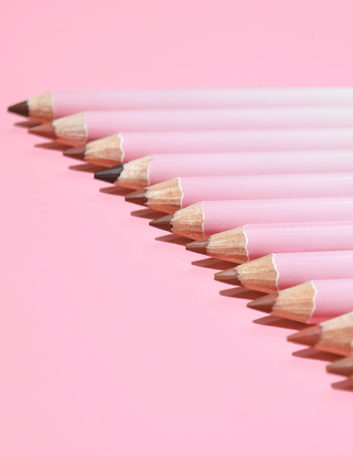 รูปภาพของ P.Louise Ultimate Definition Sharpenable Lip Liners ในแถวเอียงที่แสดงส่วนปลายของไลเนอร์