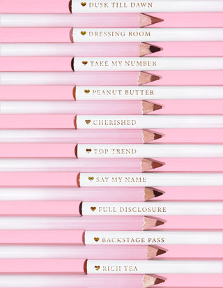 รูปภาพของ P.Louise Ultimate Definition Sharpenable Lip Liners เรียงกันเป็นแถวโดยแสดงส่วนล่างและชื่อของแต่ละเฉดสีบนดินสอ