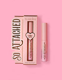 บรรจุภัณฑ์ของผลิตภัณฑ์ P.Louise So Attached Lash Glue และตัวหลอดกาววางอยู่บนพื้นหลังสีชมพู
