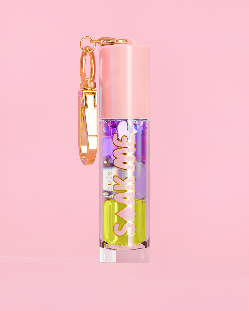 P. Louise Soak Me Lip Oil ที่มาพร้อมออยล์หลากสีสันในหลอดสีชมพู พร้อมด้วยเข็มกลัดสีทองบนพื้นหลังสีชมพู