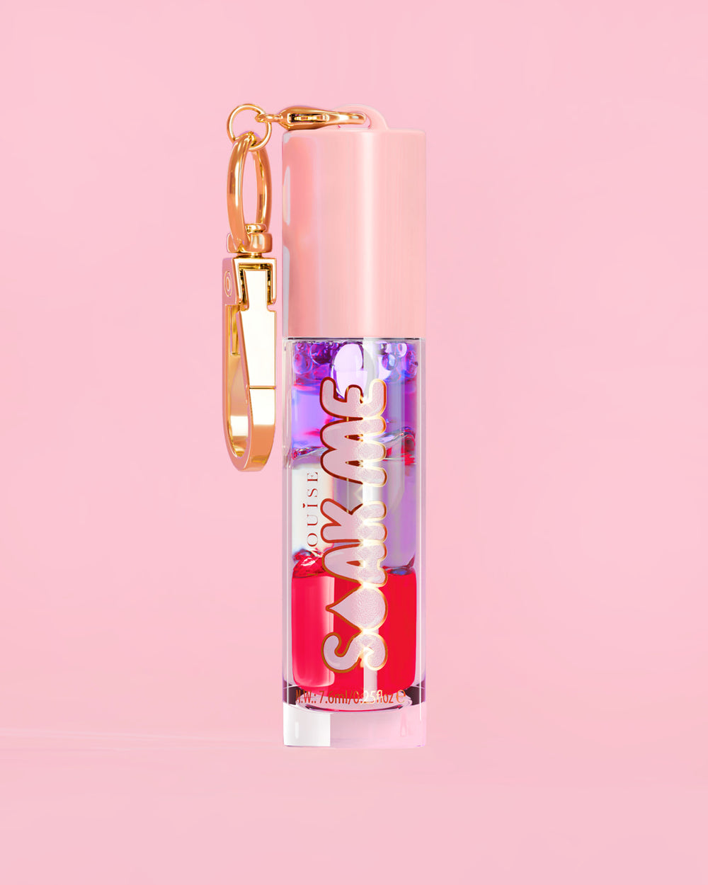 P. Louise Soak Me Lip Oil ที่มาพร้อมออยล์หลากสีสันในหลอดสีชมพู พร้อมด้วยเข็มกลัดสีทองบนพื้นหลังสีชมพู