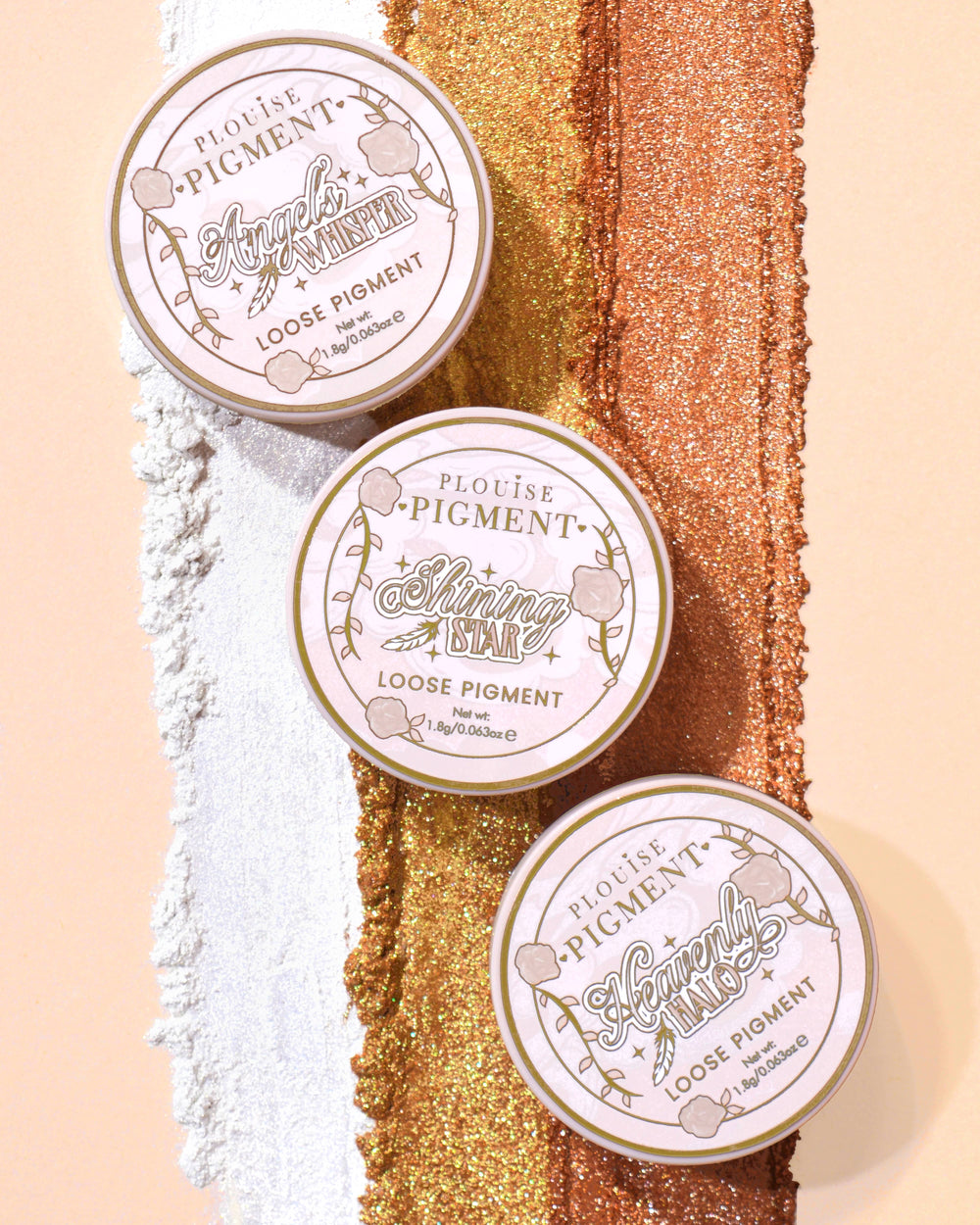 คอนเทนเนอร์สามคอนเทนเนอร์ของ P.Louise Stardust Secrets Loose Glitter Eyeshadow Pigments เรียงกันเป็นแถวของกลิตเตอร์ที่สวอตช์จากแต่ละอ่าง
