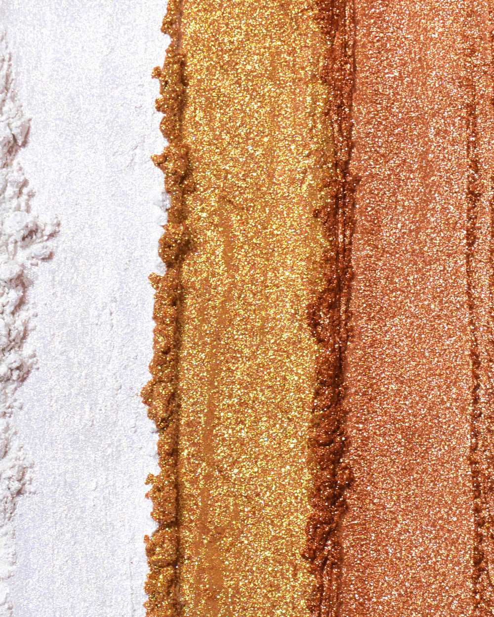 ภาพระยะใกล้ของตัวอย่างเม็ดสีอายแชโดว์แบบหลวมของ P.Louise Secret Stardust