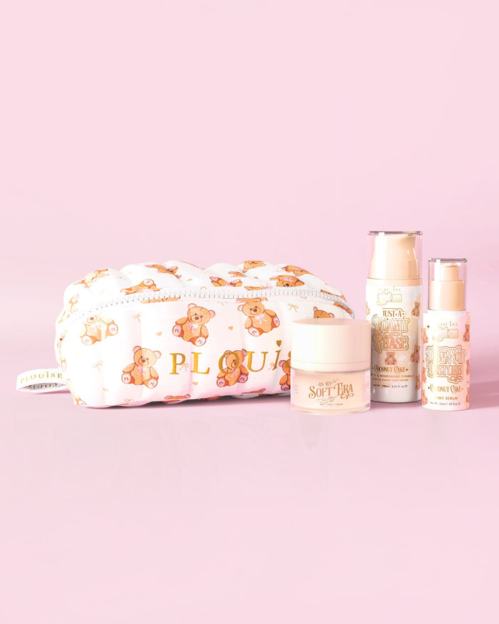 ภาพของ The P.Louise Softest Touch Skincare Starter Kit พร้อมกระเป๋าสกินแคร์และแต่งหน้าตุ๊กตาหมีพิมพ์ลายขนาดใหญ่ และผลิตภัณฑ์บำรุงผิว 3 ชิ้นบนพื้นหลังสีชมพู