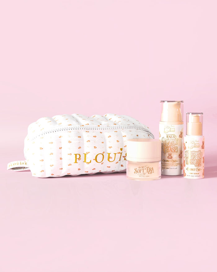 รูปภาพของ P.Louise The Softest Touch Skincare Starter Kit พร้อมเมคอัพเท็ดดี้พิมพ์ลายขนาดเล็กและกระเป๋าสกินแคร์ที่มีผลิตภัณฑ์สกินแคร์ 3 ชิ้นบนพื้นหลังสีชมพู