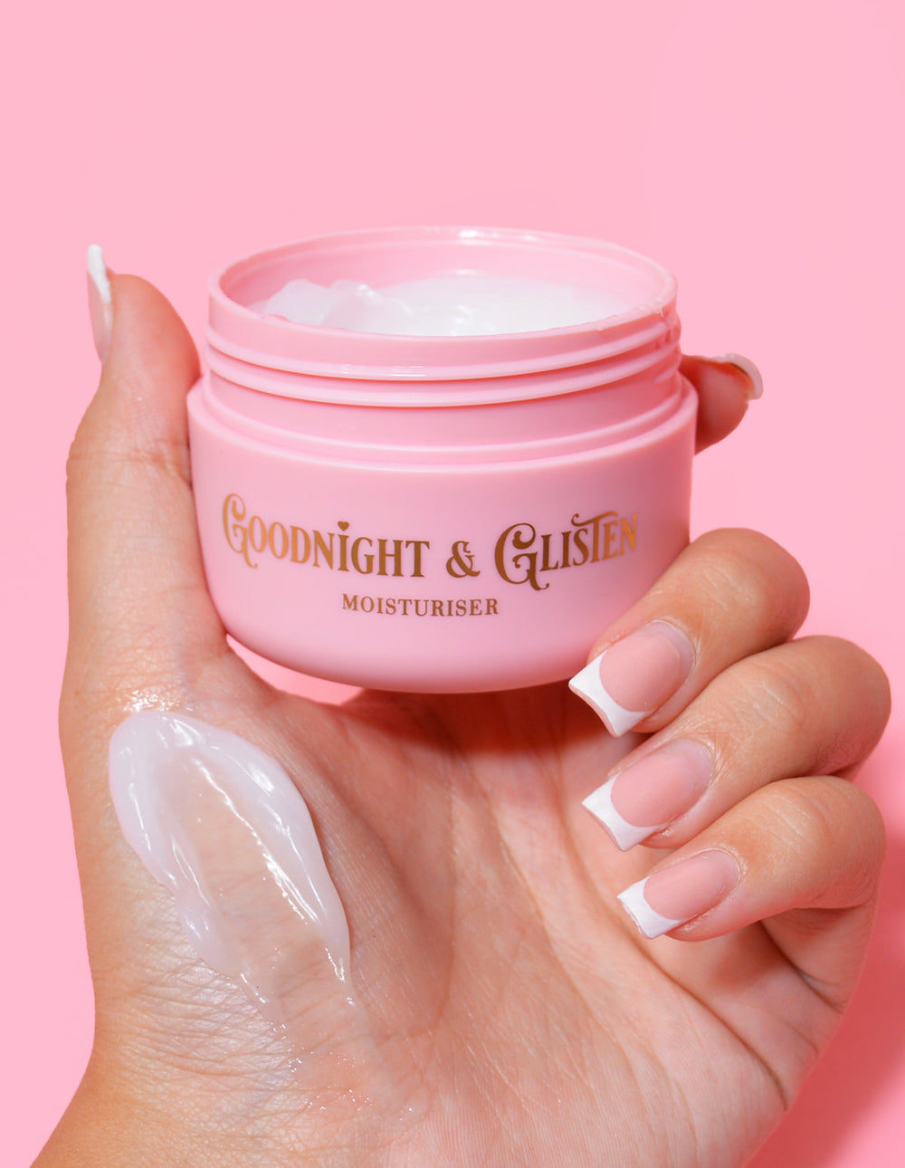 มือถือขวดสีชมพูของ P.Louise Goodnight & Glisten Gel Moisturizer โดยมีมอยเจอร์ไรเซอร์ปรากฏอยู่บน .and